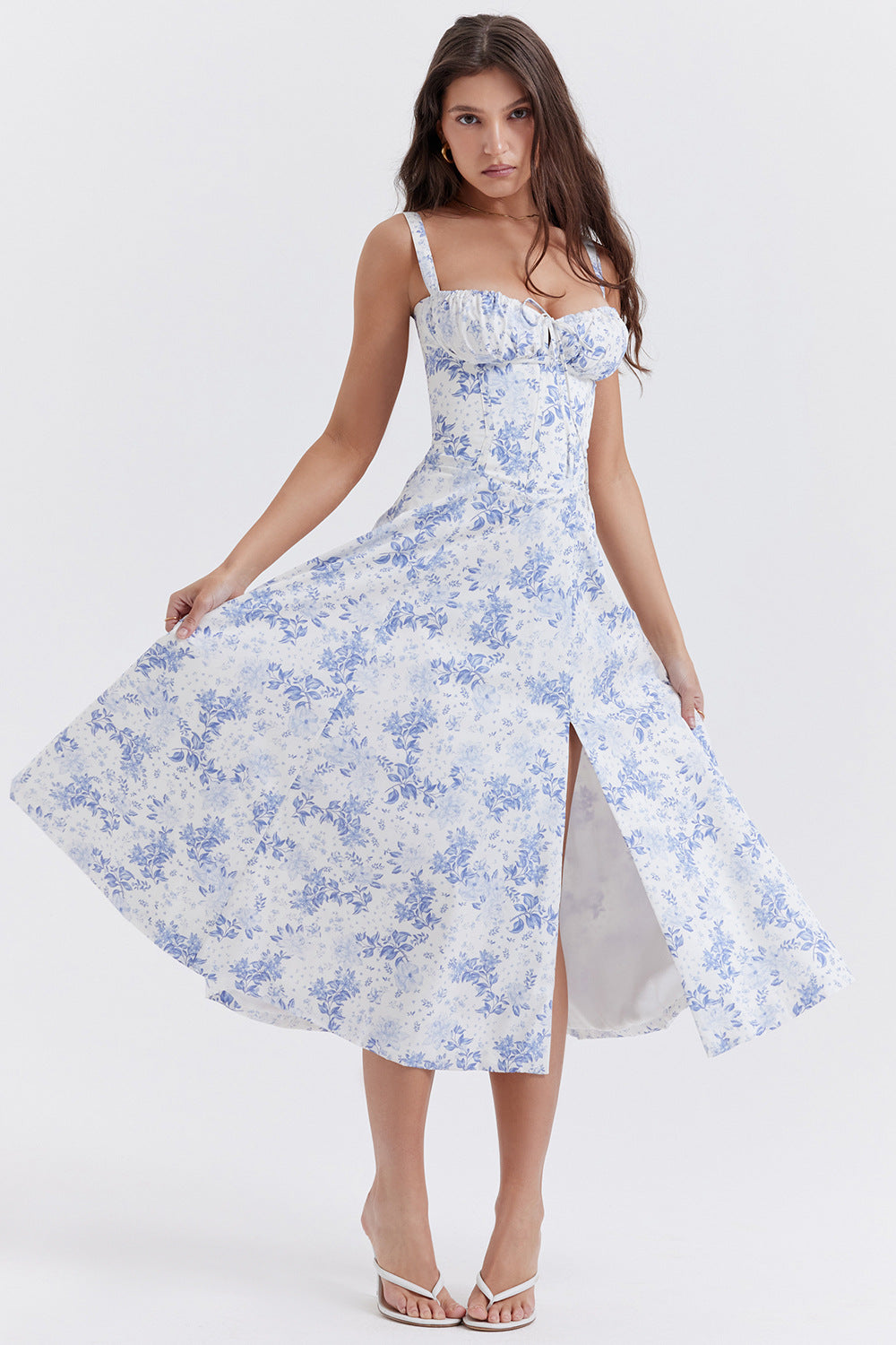 Heidi - Geschnittenes Trägerkleid für Damen mit französischem Flair und verführerischem Hüftschlitz