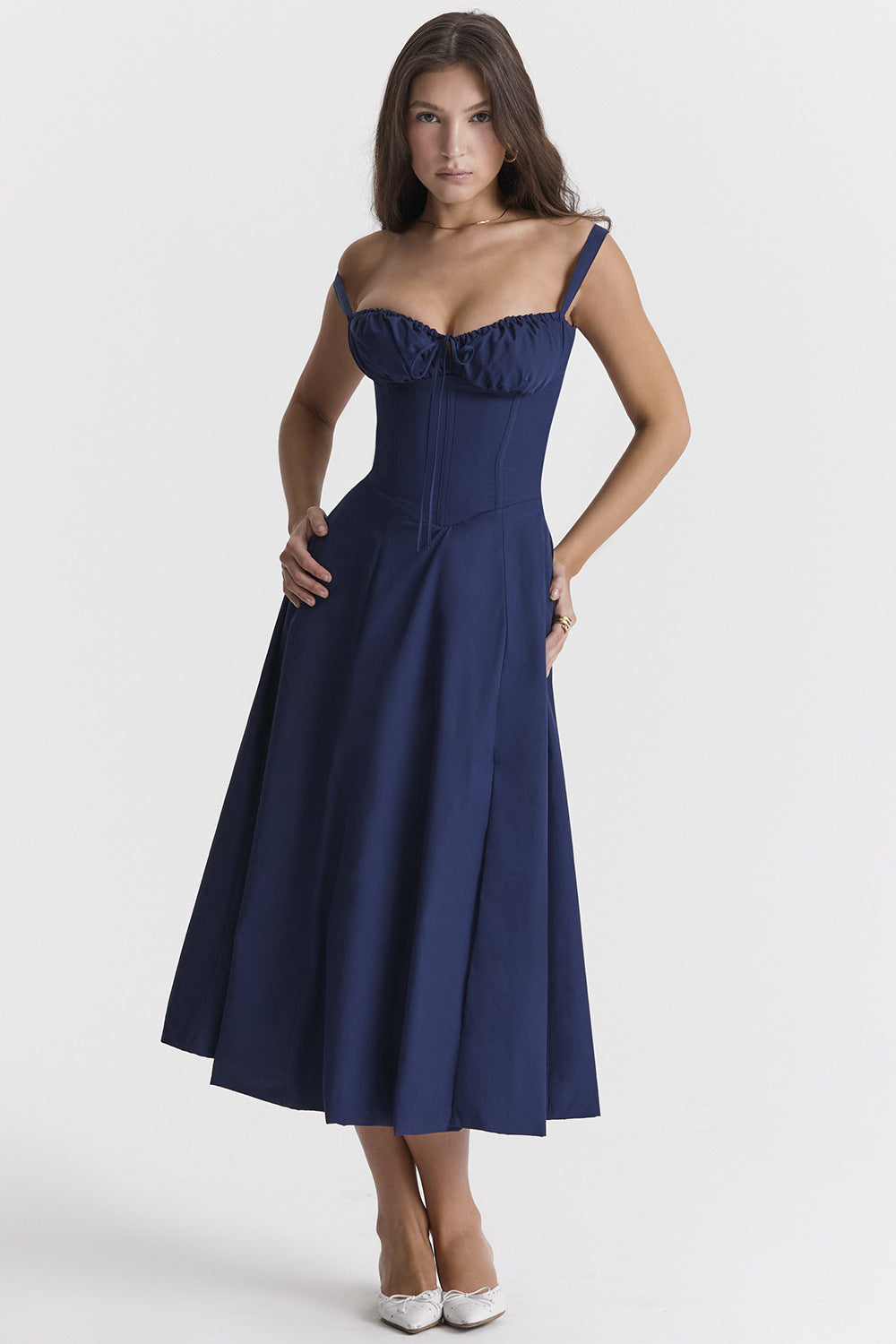 Heidi - Geschnittenes Trägerkleid für Damen mit französischem Flair und verführerischem Hüftschlitz