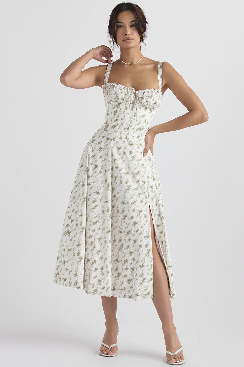 Heidi - Geschnittenes Trägerkleid für Damen mit französischem Flair und verführerischem Hüftschlitz