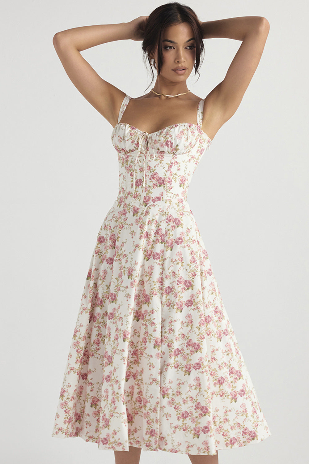 Heidi - Geschnittenes Trägerkleid für Damen mit französischem Flair und verführerischem Hüftschlitz